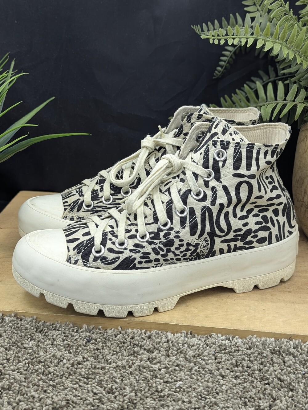 Converse Chuck Taylor All Star Lugged Women's Size 9 High top Animal Print Shoes
